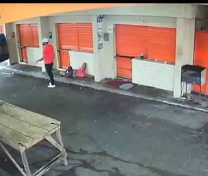 Video: ¡Lo apuñaló sin motivo! un hombre agrede a un indigente que dormía en la calle