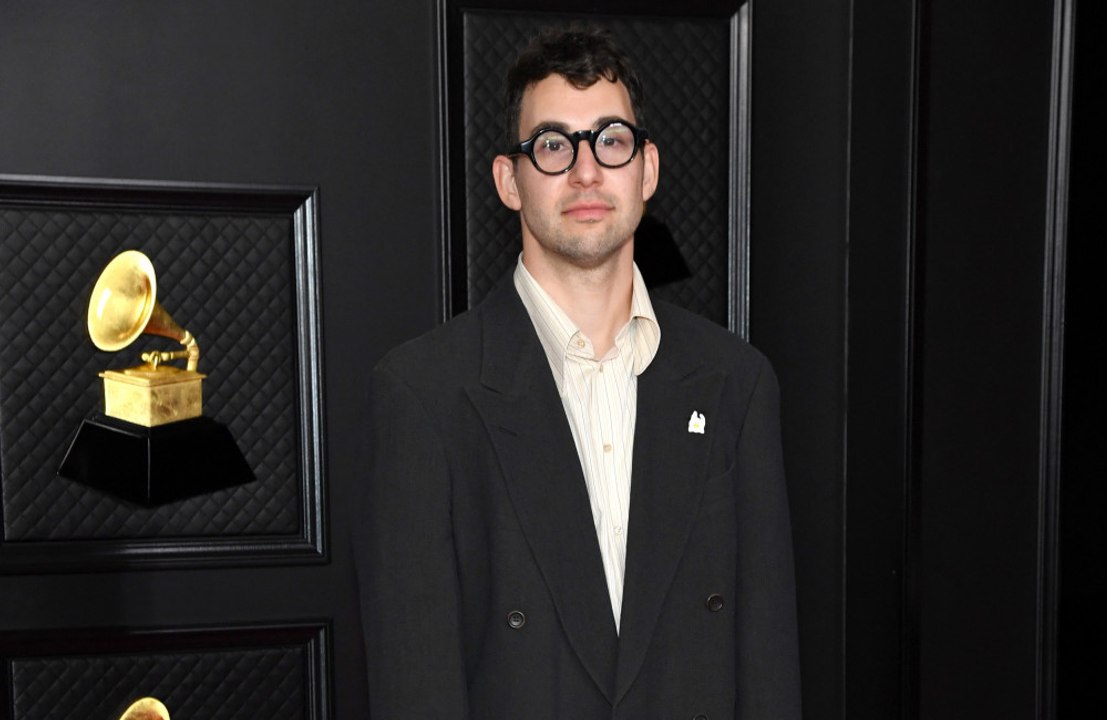 Jack Antonoff has issued a jokey apology after he was seen putting in