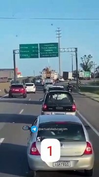 Video: Motociclista peleaba con un conductor en plena vía y fue atropellado por una cisterna