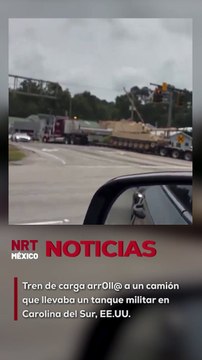El camión, que llevaba un tanque en un remolque bajo, quedó atrapado en las vías antes de ser embestido por el tren