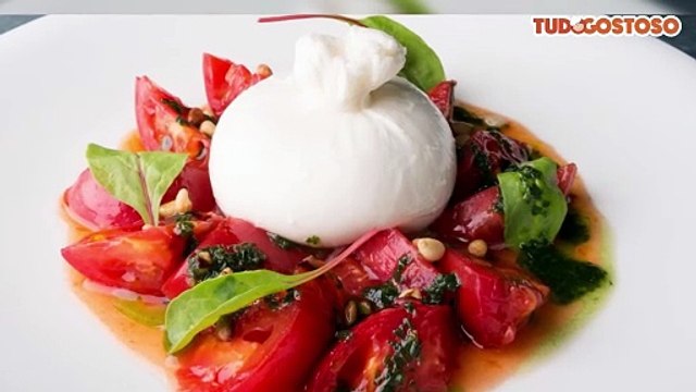 Burrata com tomate e manjericão