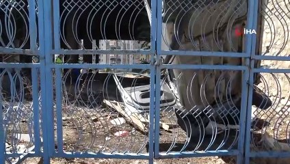 Köprüden uçan araç dik şekilde asılı kaldı