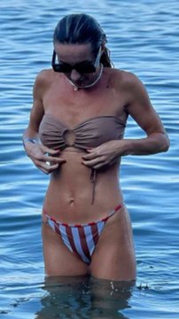 Flavia Mihasan - 16-21.08.2024 \În aeroport și în avion,zburând către Bali, Creta, cu Viviana și boracii. \Piscină,plajă.Țâțe cu silicoane,stoarse și lăsate,craci zbârciți,vergeturi și piele boțită.\Pirații\Piscină,puradeii.Aeroport.