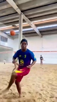 RONALDINHO y esa CLASE que no se pierde nunca: ¡MENUDA CHILENA!