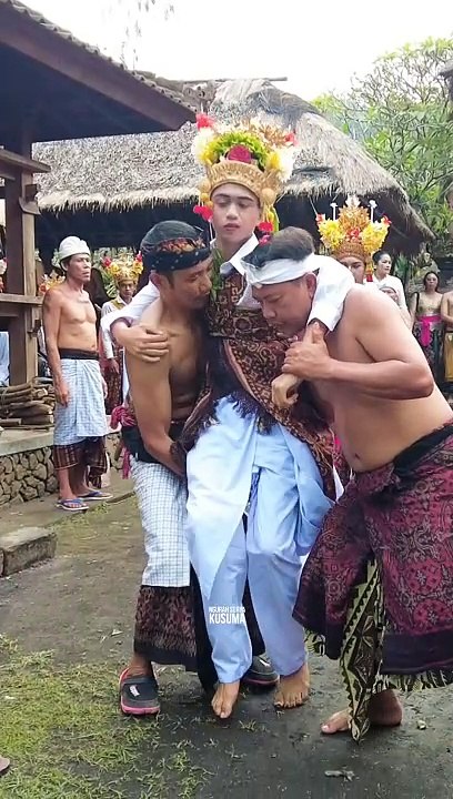 Upacara Adat Desa Tenganan Dauh Tukad Karangasem Bali...  #Tenganan #DesaTenganan #TengananDauhTukad #Karangasem #Bali #UpacaraAdatBali #UpacaraAdat #BaliMula #BaliAga #BaliAsli #UpacaraAbuang #UpacaraMeteruna #UpacaraAkilBalik