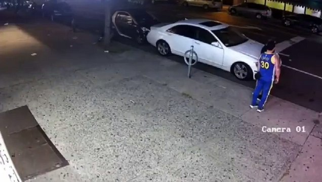 Imágenes fuertes: Dos hombres cruzaban una calle y fueron atropellados por una camioneta
