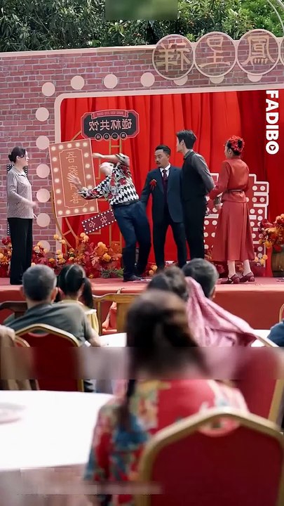 sau 8 năm được dân làng giúp đỡ để được đi học anh chàng quay lại để trả ơn nhưng lại thấy vợ mình lại đang cưới một người đang ông khác