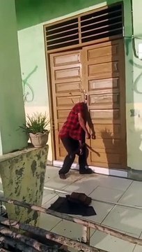 Video: ¿Brujería? Un ladrón intentó robar una vivienda, pero la puerta lo estranguló