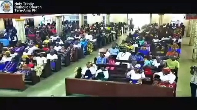 Un prêtre catholique chante Love Nwantiti de CKay sur l'autel (VIDEO)