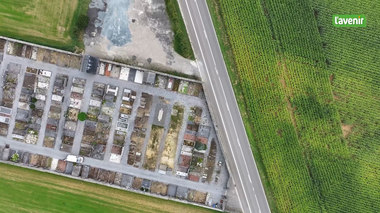 L'église au milieu du village : Strée