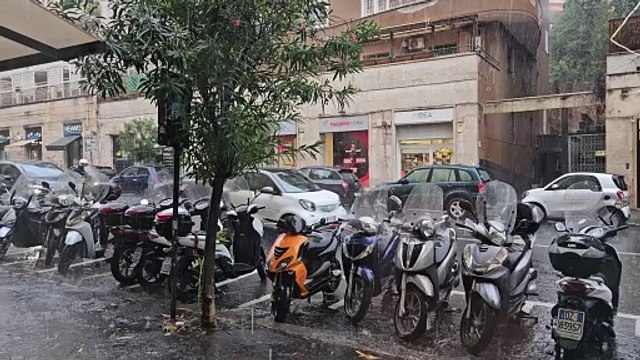 Roma, nuova ondata di maltempo: strade diventano fiumi d'acqua