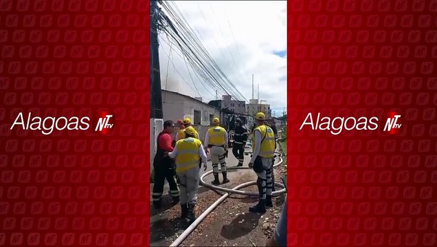Incêndio de grande proporção atinge residência em Maceió e mobiliza Corpo de Bombeiros