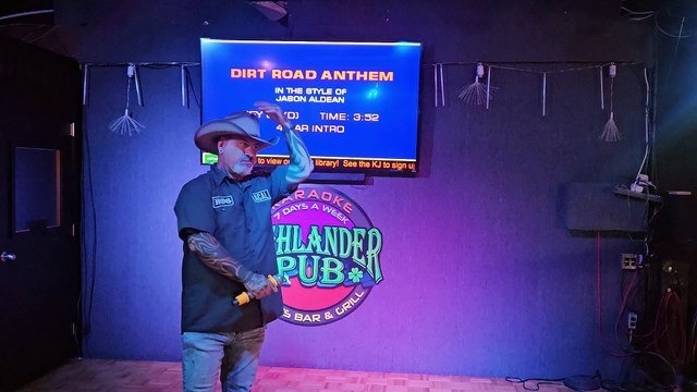 JASON ALDEAN - DIRT ROAD ANTHEM (PERFORMED LIVE AT THE HIGHLANDER)