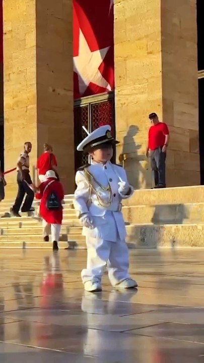 Anıtkabir’de gerçekleştirilen nöbet değişimini mükemmel bir şekilde taklit eden minik yavrucak 