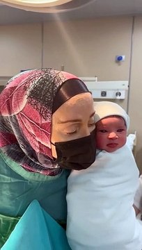 Azerbaycan'da kadın doğum uzmanı doktorun, yenidoğan bebeğin güzelliğine verdiği tepkiler