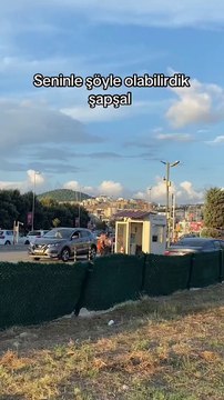 Bir güvenlik görevlisinin kedi ile dansı. Hayat enerjin minimum bu seviyede olacak