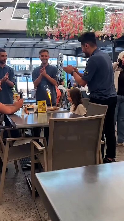 Kızına doğum günü sürprizi yapan baba, kızı ile beraber bütün mekana da duygusal anlar yaşatıyor 