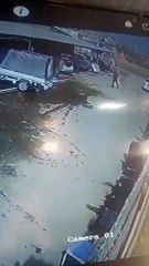 Bir taraf arabayı iterken, diğer taraf arabanın boşta olduğu sanıp tutmaya çalışıyor 