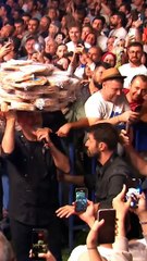 Sahneden inip kağıt helvalarını satamayan satıcıya yardımcı olan Haluk Levent 