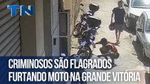 Criminosos são flagrados furtando moto na Grande Vitória