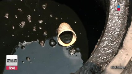 Vecinos de la colonia Ciudad Lago en Neza descubren sustancia aceitosa en las coladeras