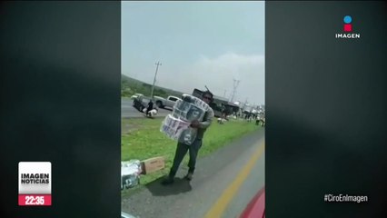 Pobladores roban papel higiénico tras volcadura de tráiler en la carretera Monterrey-Saltillo