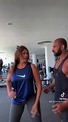 تمرينات شاقة لياسمين عبد العزيز من الجيم تبرز رشاقتها ولياقتها