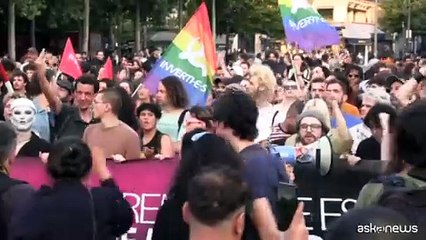 Descargar video: La Francia spaccata, manifestazioni pro e contro la vittoria della destra