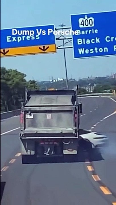 Un camion poubelle traine une Porsche... oups, pas vu