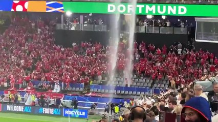 La pluie ne fait pas peur aux supporters de foot...