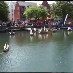 Combat de navire de guerre en version miniature