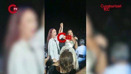 Şevval Sam 30. yıl konserinde annesiyle düet yaptı