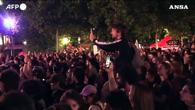Il fascismo e' una cancrena , centinaia in place de la Republique a Parigi