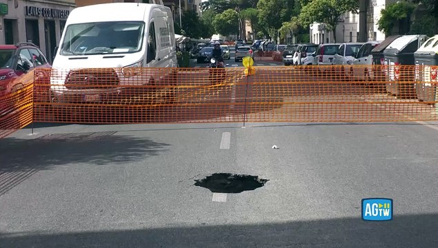 Roma, grossa buca in viale di villa Pamphilj: strada chiusa e traffico deviato