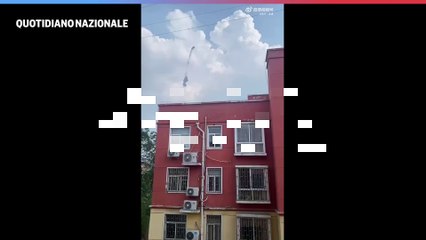 Razzo cinese lanciato per errore si schianta al suolo