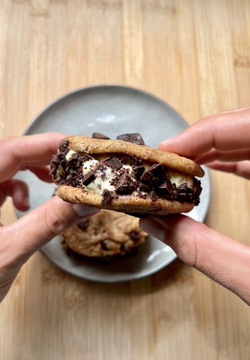 Ice Cream Sandwich 100% Maison | Sandwich glacé avec cookies pépites de chocolat et glace vanille maison
