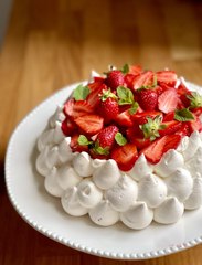 Pavlova à la Fraise  | Recette Facile et Inratable avec Crème Fouettée Mascarpone