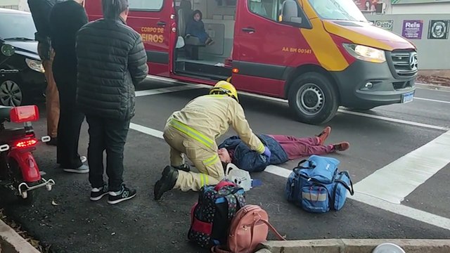 Mulher fica ferida após colisão entre carro e patinete elétrico na Avenida Carlos Gomes