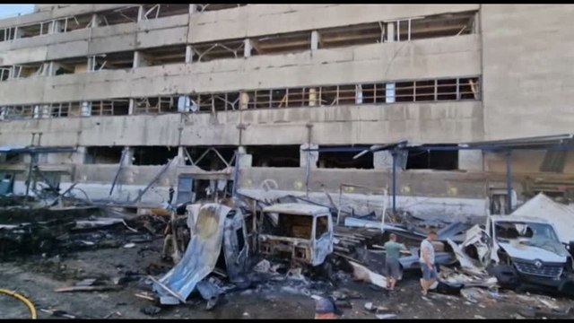 Le immagini della distruzione dopo un bombardamento russo a Kharkiv