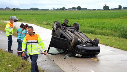 Auto van dijk na mislukte inhaalmanoeuvre op N331