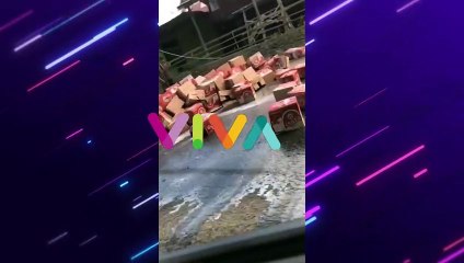 AJI MUMPUNG! Truk Muatan Bir Terbalik, Warga Malah Minum Bir