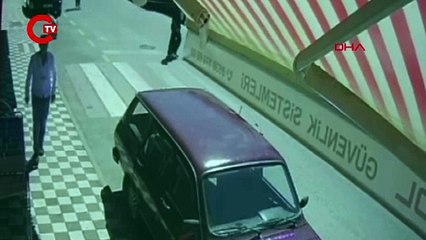 Otomobilin altında kalmaktan saniyelerle kurtuldular