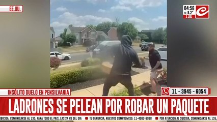 Ladrones se pelearon a muerte por robar paquete de la puerta de una casa