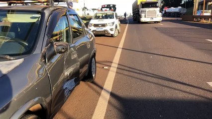 Colisão lateral deixa veículo danificado na BR-277, em Cascavel