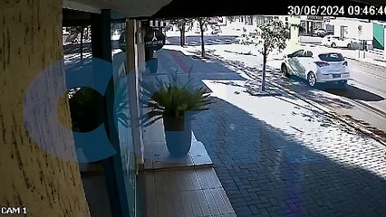 Veja o momento em que Land Rover capota após colisão no Centro