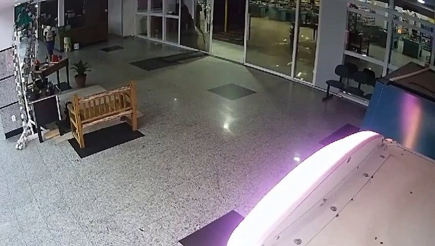 Homem invade supermercado com carro por não aceitar fim de relacionamento
