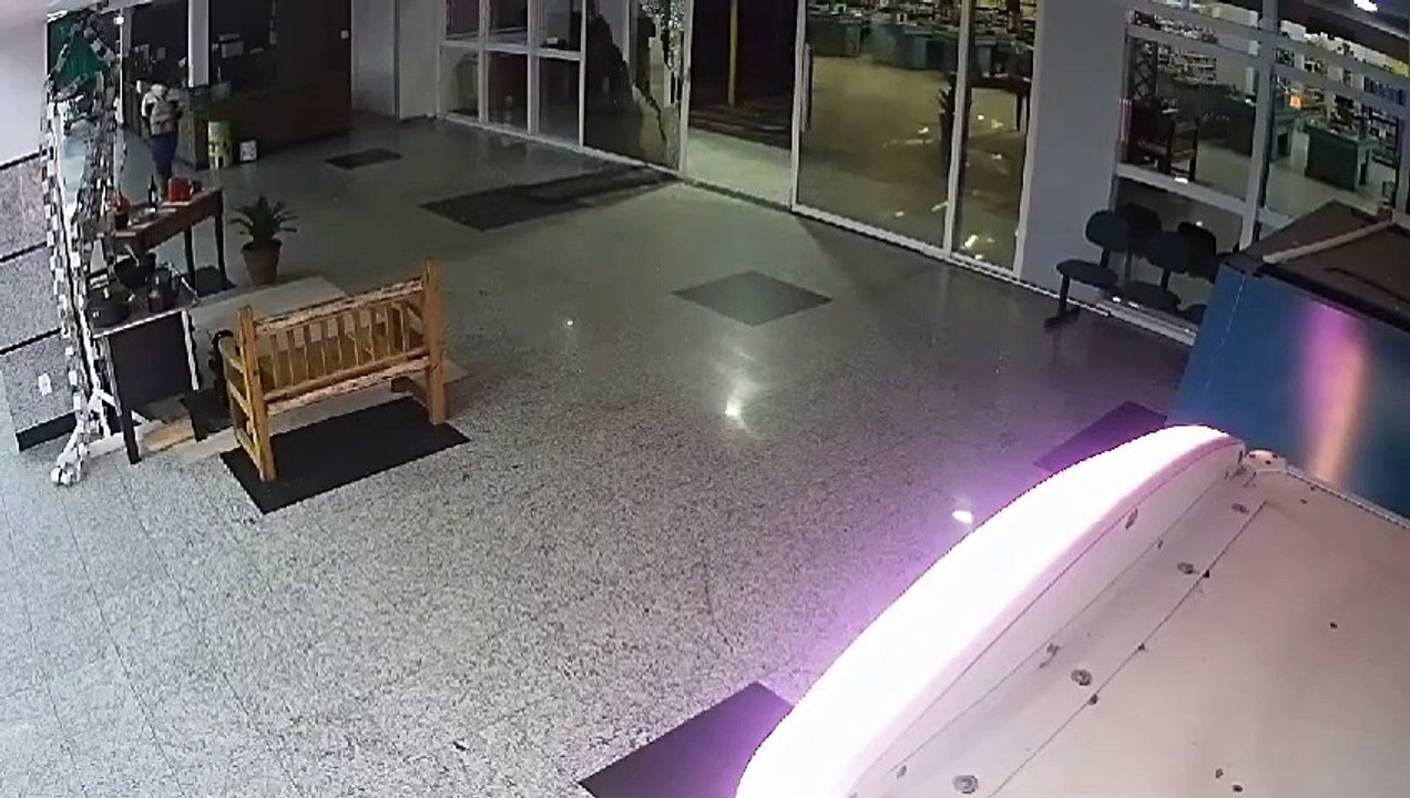 Homem invade supermercado com carro por não aceitar fim de relacionamento