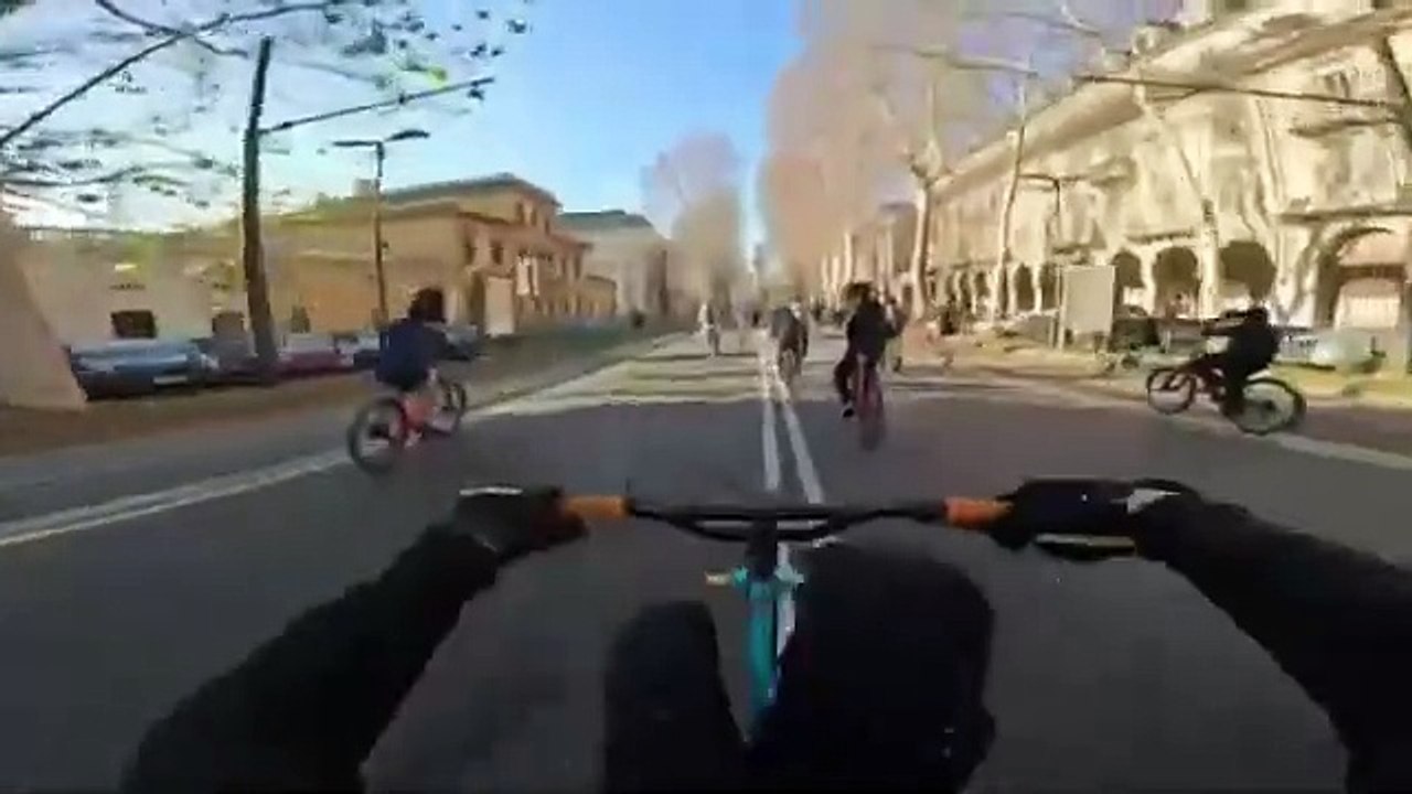 Torino, il pericoloso slalom in bici tra le auto filmato coi cellulari. La «Bike Life» arriva in città