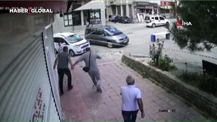 Yıkımı gerçekleştirilen bina, kepçe operatörünün üzerine böyle çöktü