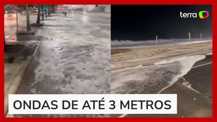 Ressaca toma calçadão do Leblon no Rio de Janeiro
